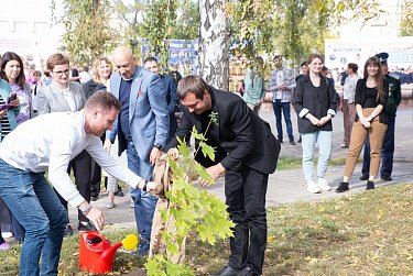 Вернисаж в сквере у фонтана
